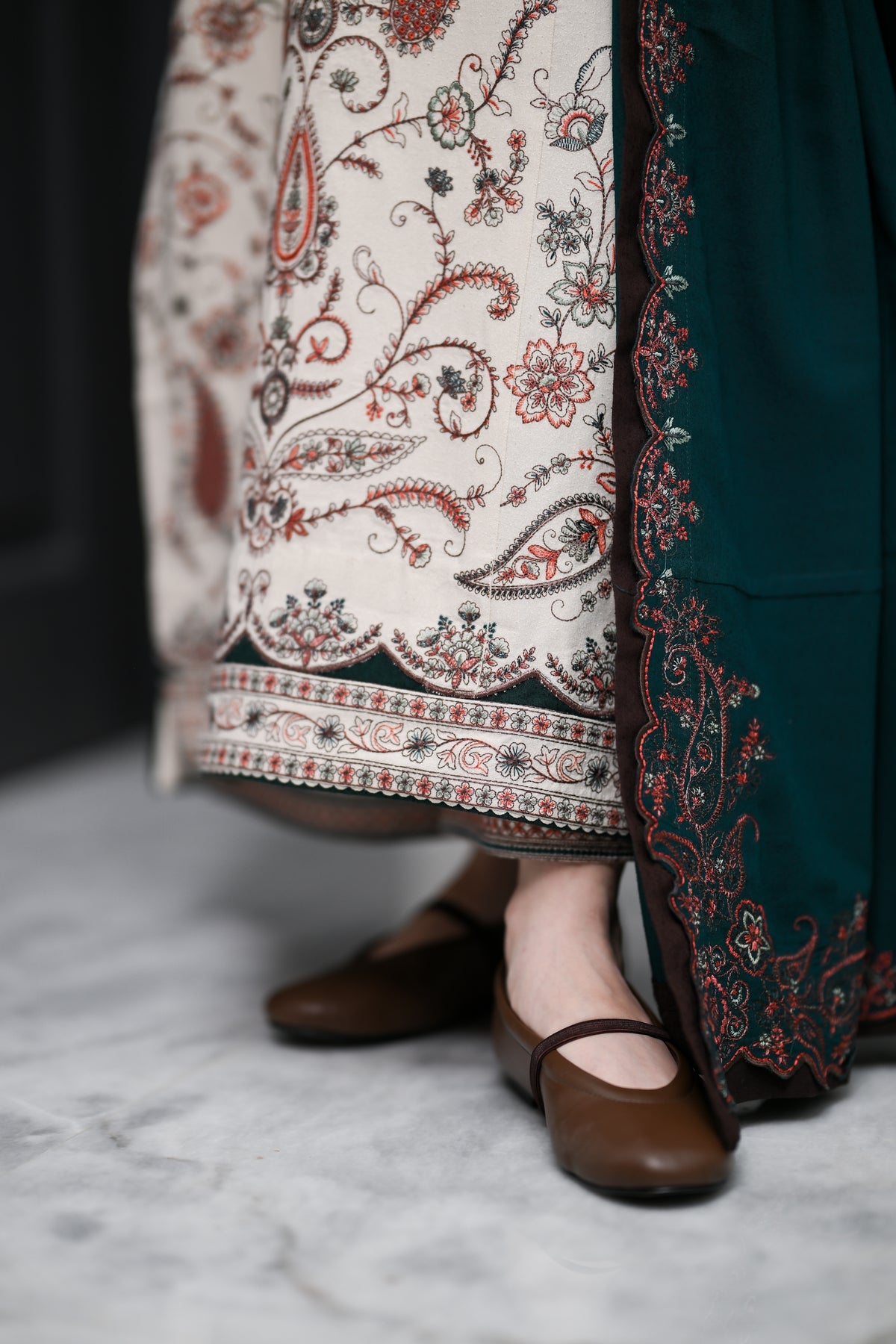 ELARA - IVORY LUXURY EMBROIDERED KARANDI 3PCS SET (NEL-26632)