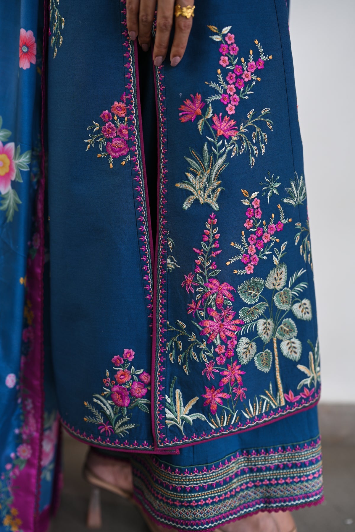 TEAL GARDEN LUXURY PRINTED EMBROIDERED LAWN SET (NEL-25610)